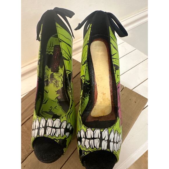 Edgy Green and Black Peep-Toe Heels - Picture 5 of 9